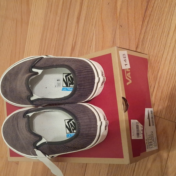 Olive green corduroy slip on shoes new. Size 6 - Picture 2 of 3